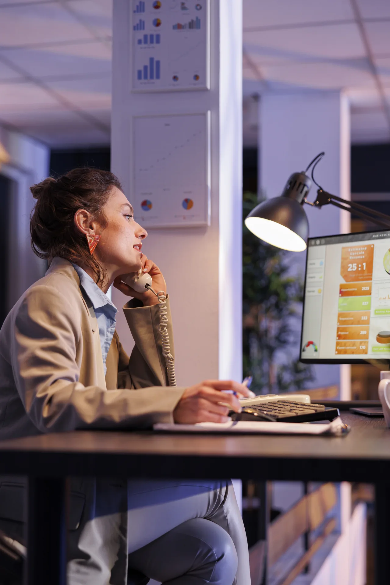 Profissional em atendimento comercial analisando dados