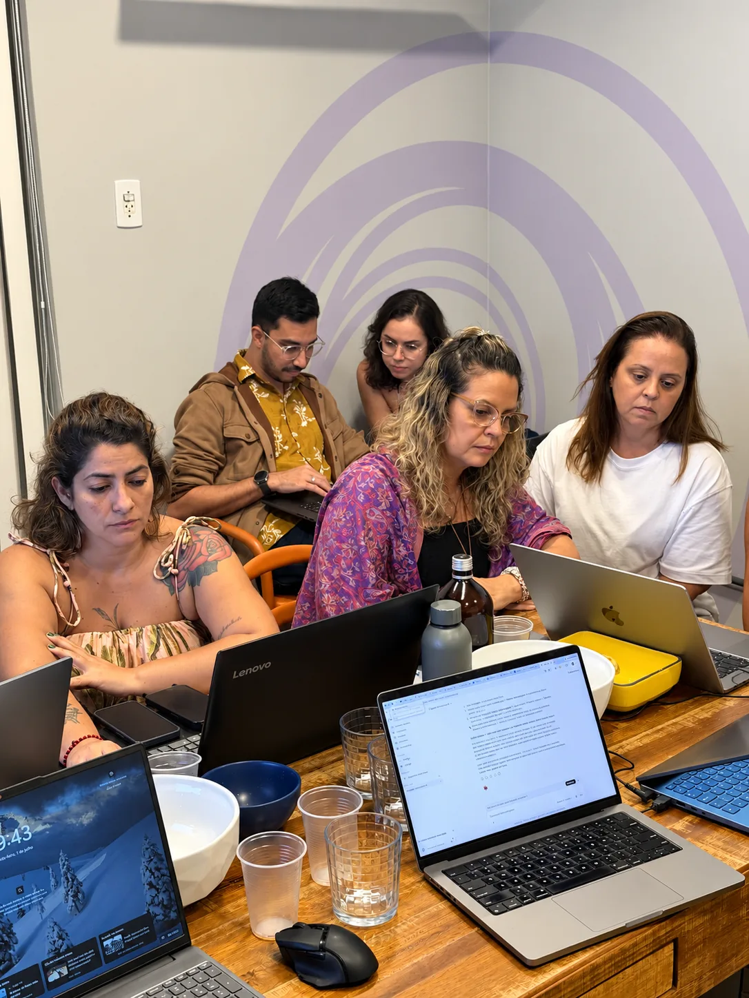 Participantes usando notebooks durante o treinamento presencial