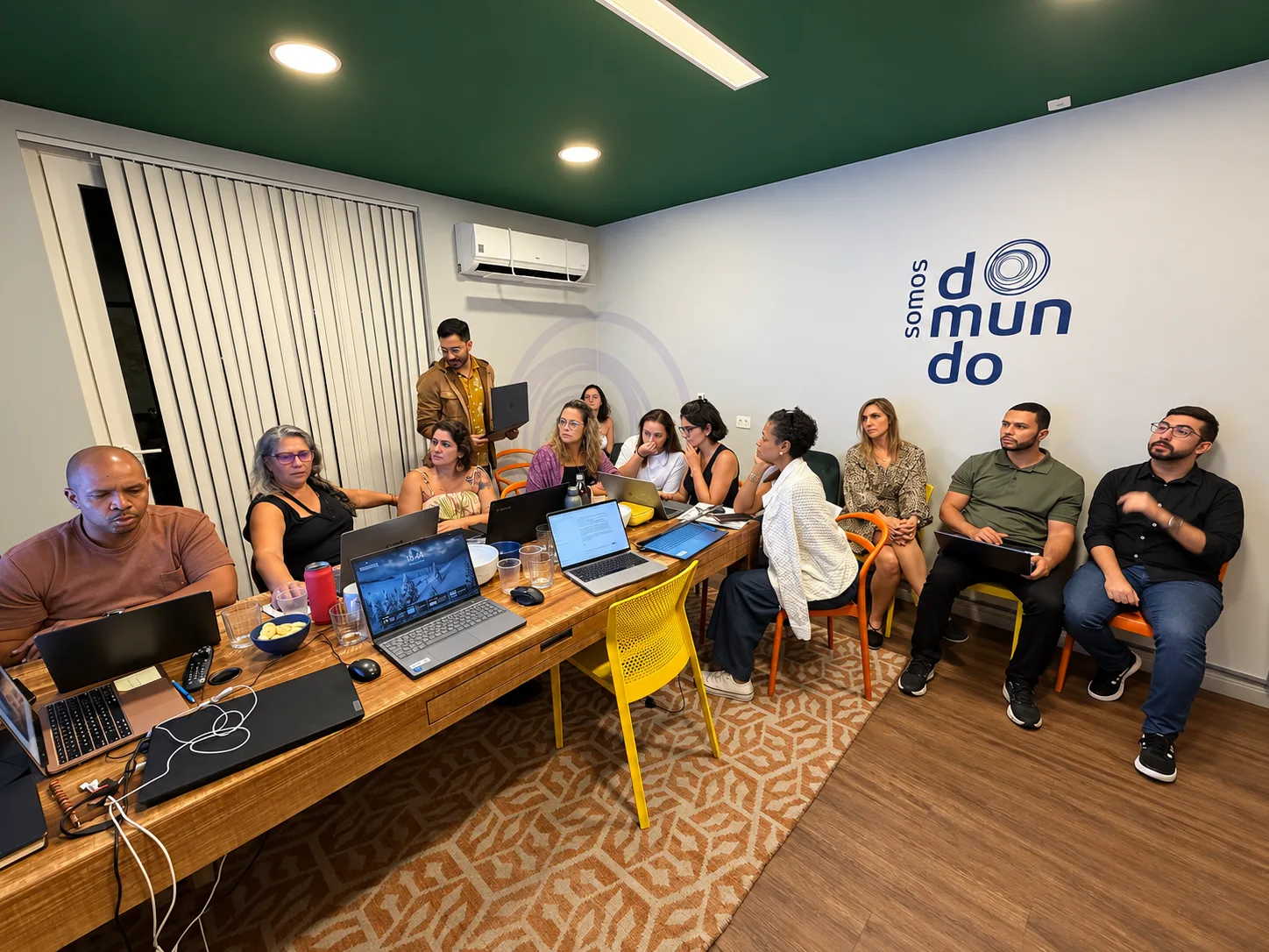 Participantes acompanhando o treinamento em sala