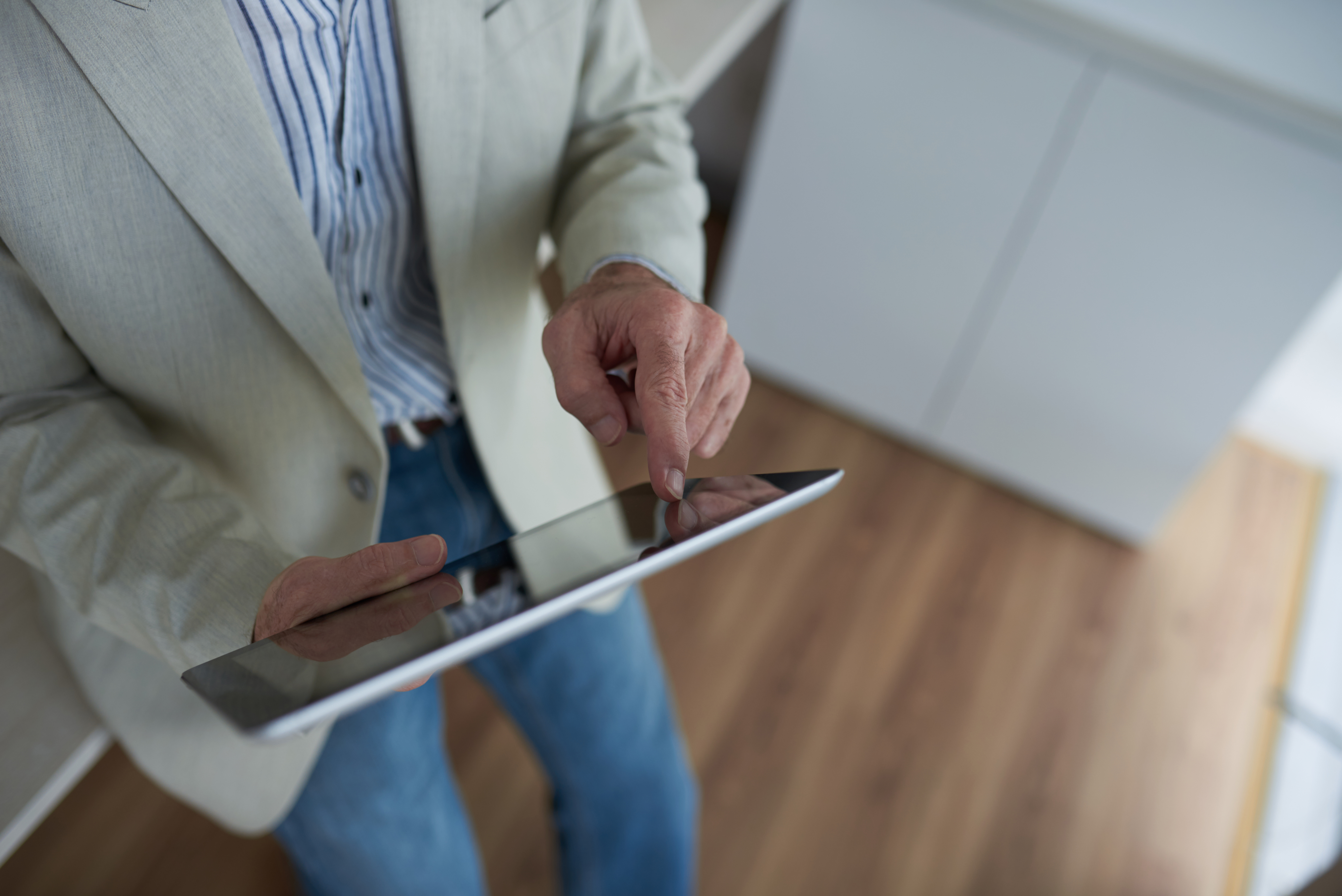 Profissional usando tablet durante a avaliação de um imóvel