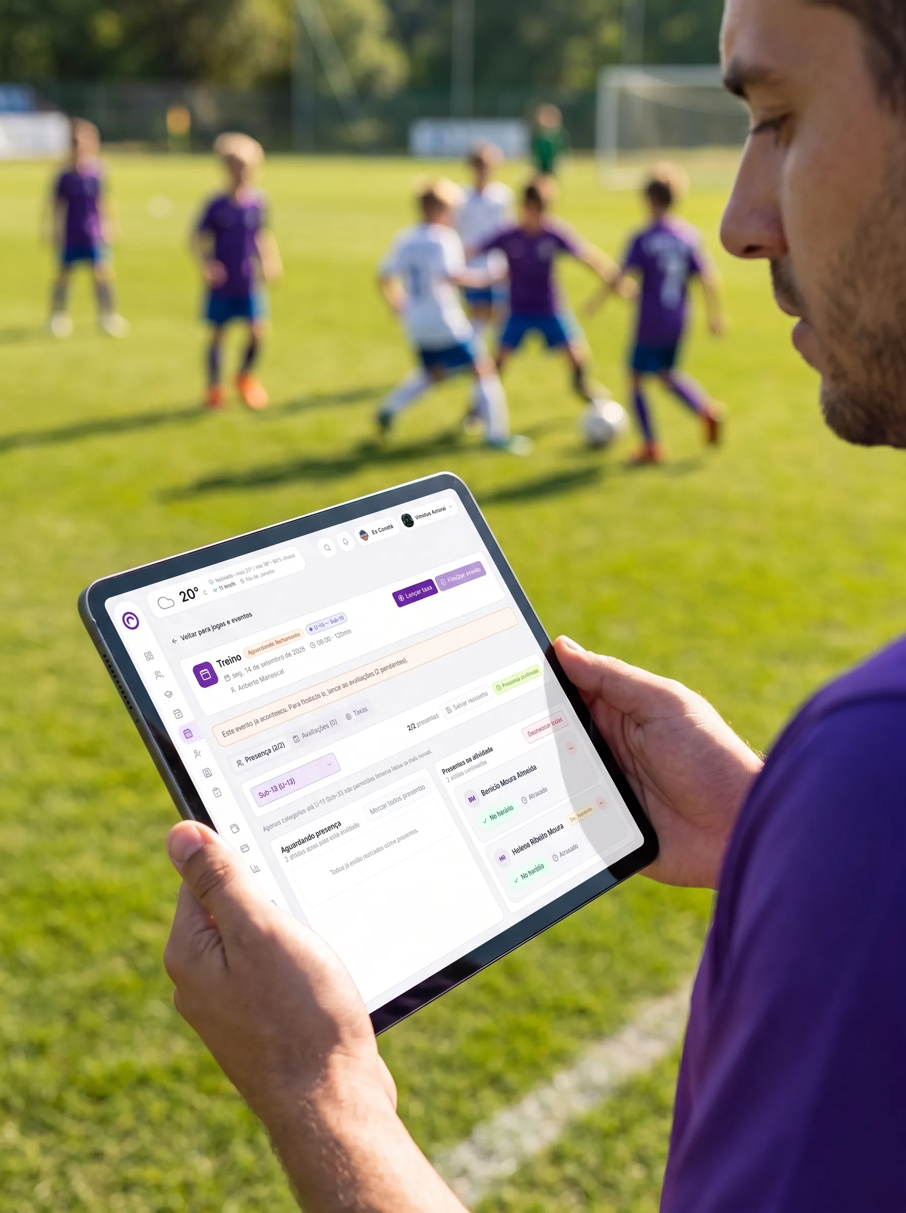 Professor acompanha treino de futebol pelo tablet com a ROOTZ BASE